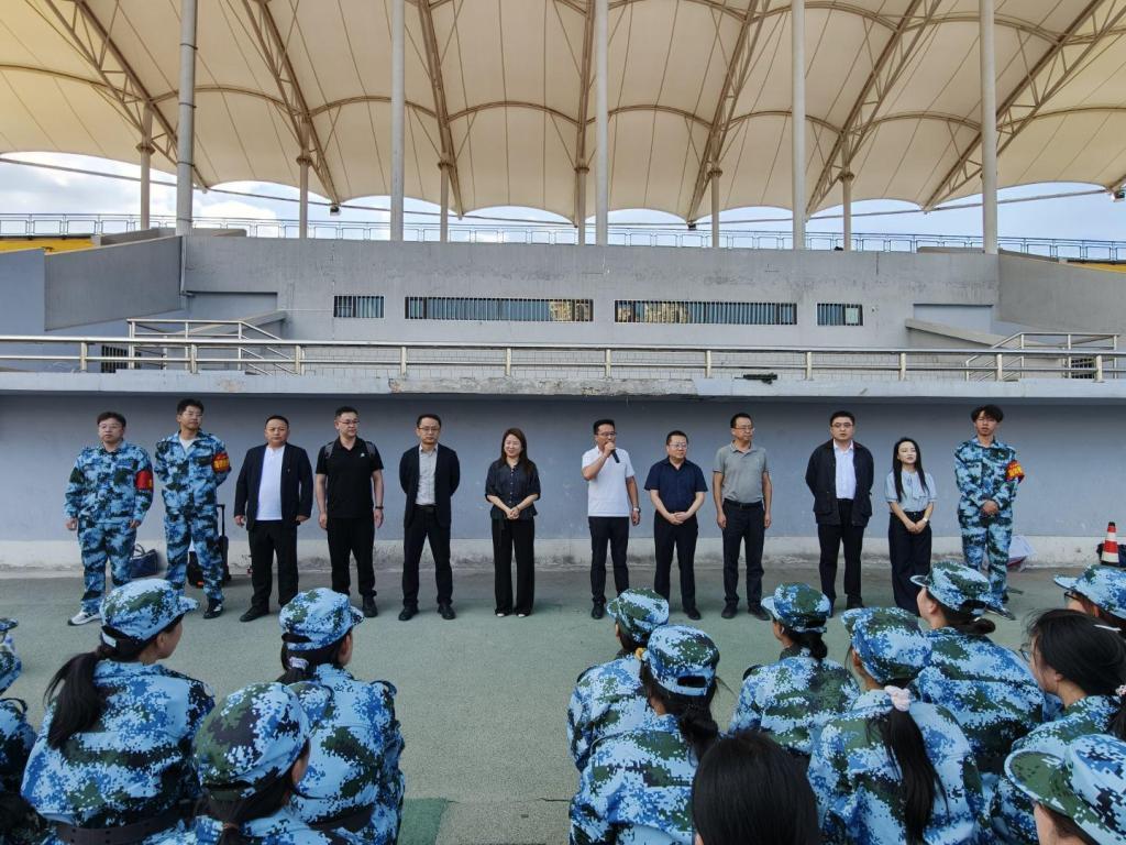 学院慰问2026级军训新生